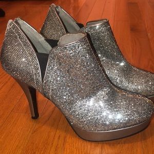 Beautiful NWOT Unlisted Silver Glitter Booties